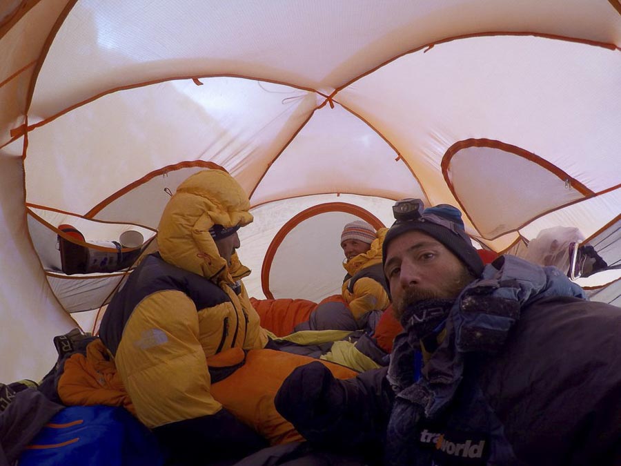 Алекс Тикон, Али Садпара, Симоне Моро и Тамара Лунгер во втором высотном лагере