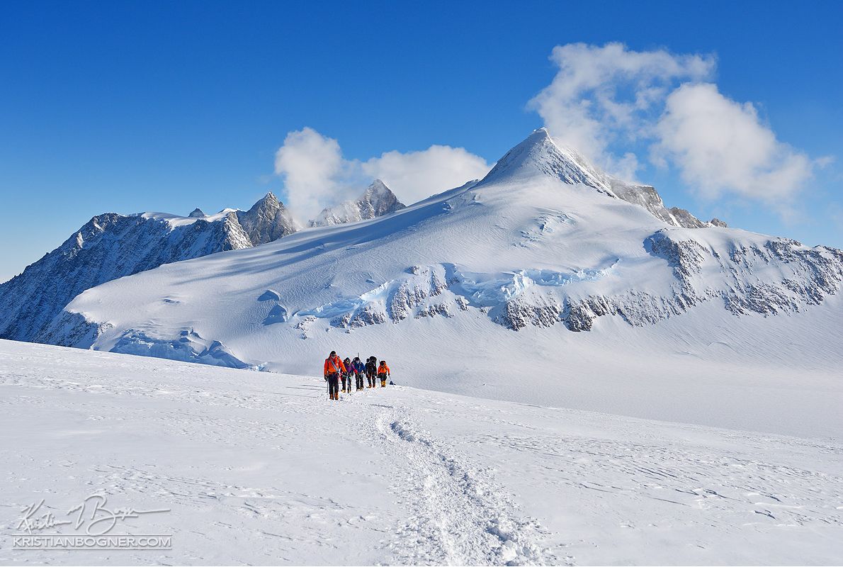 на вершину горы Винсон (Mount Vinson, 4892 м)