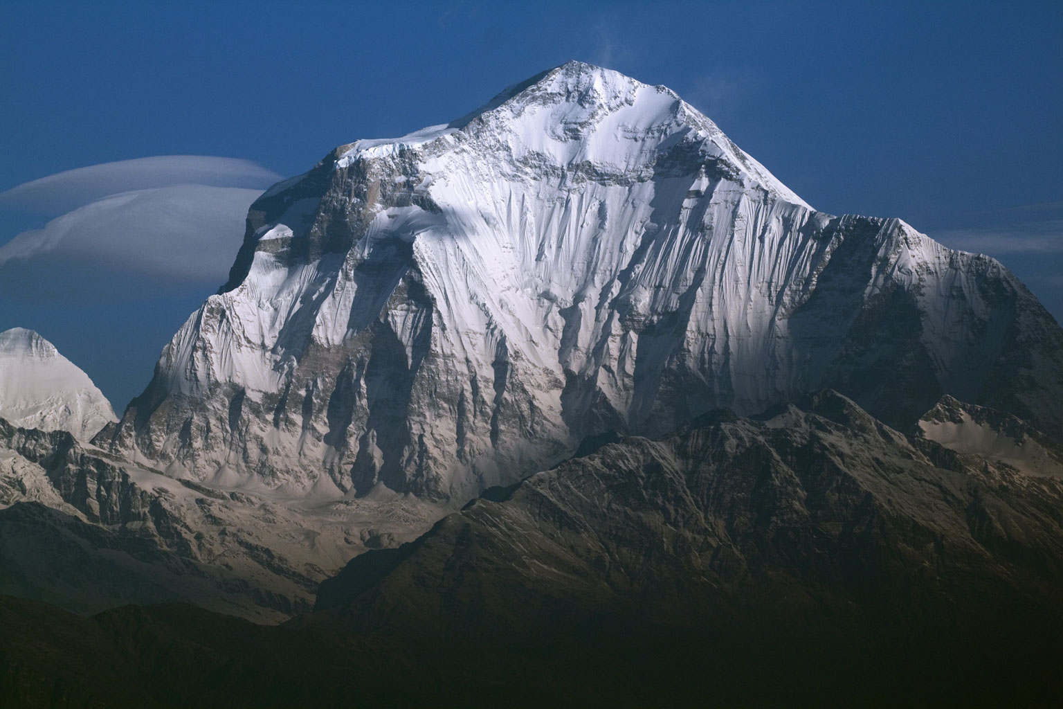 Дхаулагири (Dhaulagiri, 8167 м) - седьмая по высоте вершина мира. 