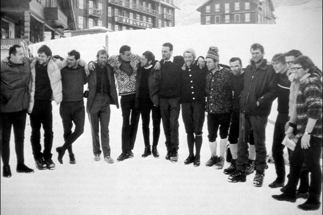 26 марта 1966 года: две команды первого «прямого восхождения» на вершину горы Эйгер собрались вместе на перевале Кляйне-Шайдег (нем. Kleine Scheidegg).