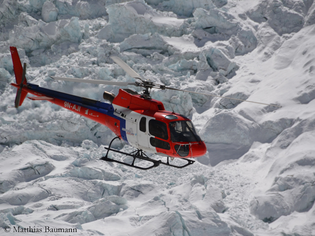 Спасательные вертолеты над ледопадом Кхумбу на Эвересте