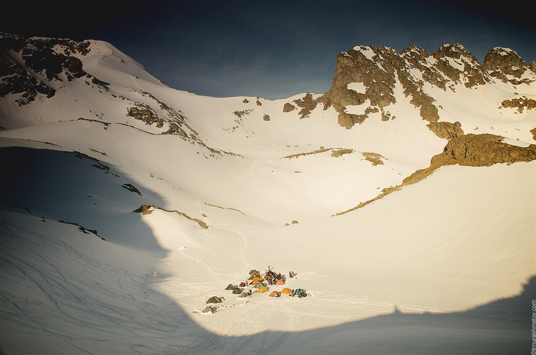 Позитивная картина альпинисткого табора в Архызе.