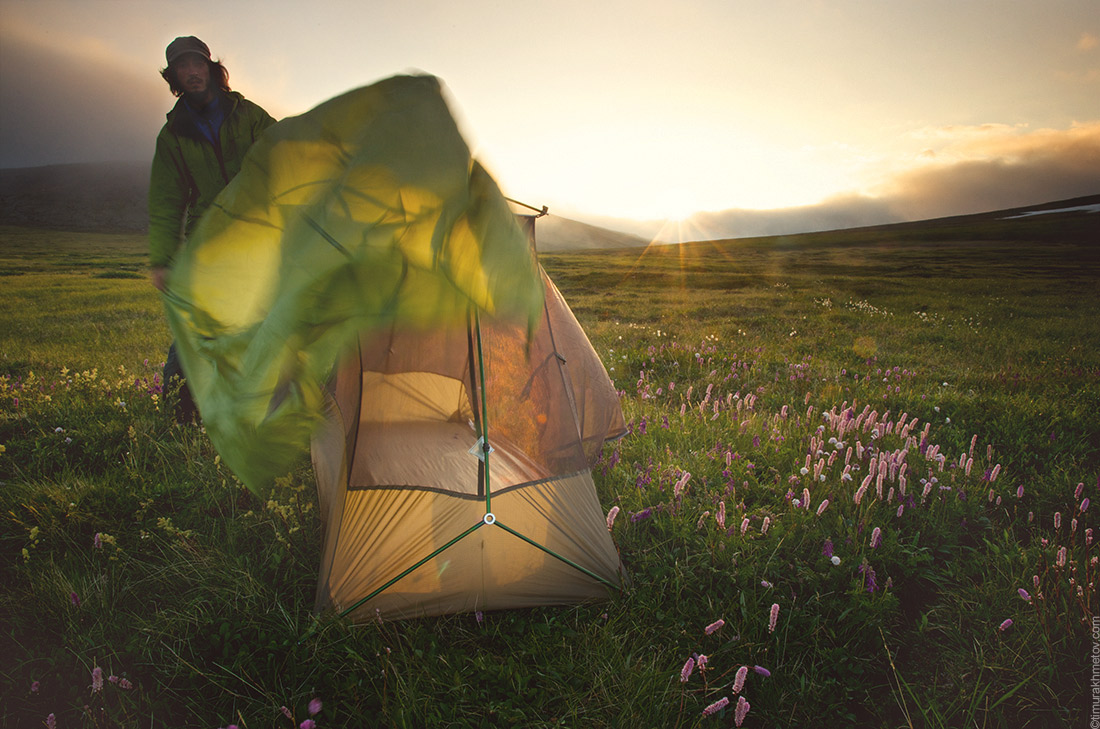 Внутренняя палатка MSR Hubba HP уже стоит посреди цветущего горца. Осталось накинуть и закрепить тент. Хотя эта палатка и имеет одну дугу, но конструкция палатки очень удачная и выдерживала достаточно сильный ветер.
