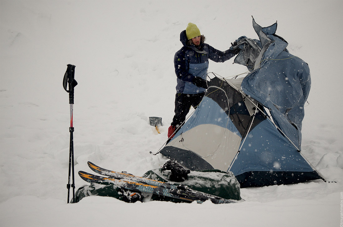 Зимняя палатка Ferrino Blow Lite имеет две дуги, которые ещё и перекрещиваются в 2-х местах, что придаёт этой палатке дополнительную жёсткость. Неудачное путешествие на Русскую Кошку.
