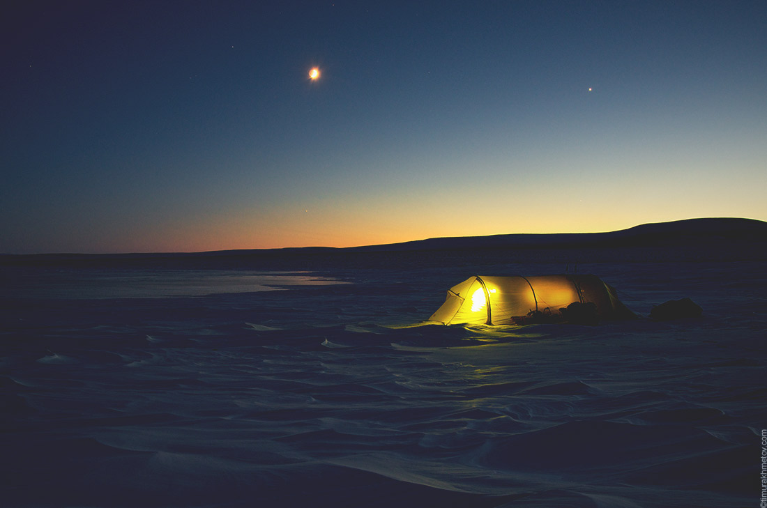 Классическая полубочка Баск Восток 3 (аналог Hilleberg Keron 3-GT). На фоне светящегося тента хорошо видны «независимые» дуги. Лыжная экспедиция по Чукотке.
