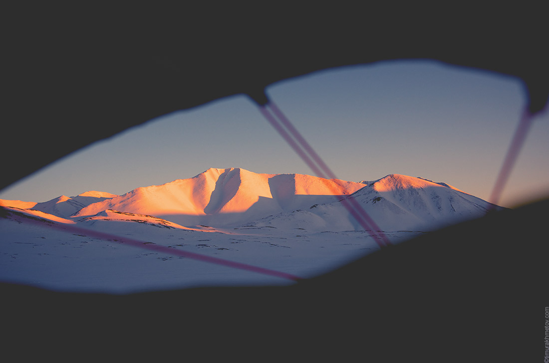 Шикарный вид через большие вентиляционные окна палатки Bask Vostok 3. Лыжная экспедиция по Чукотке.