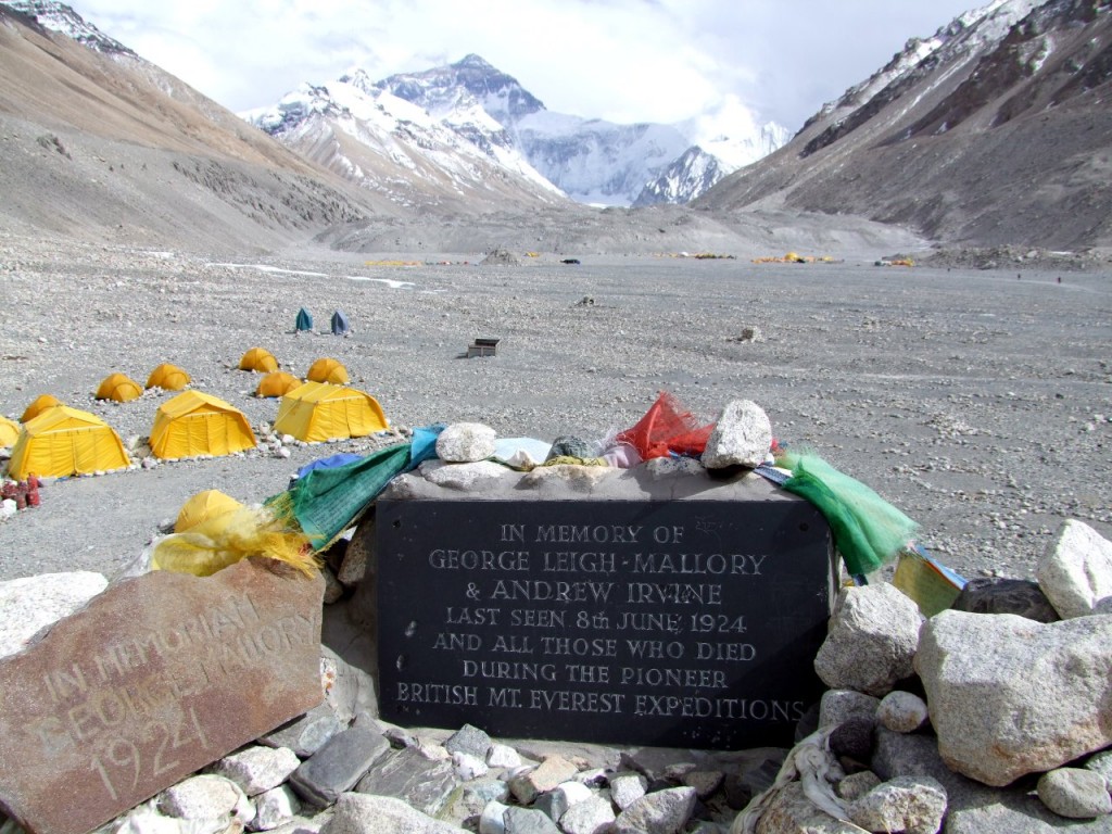  Мемориал Джорджа Мэллори и Сэнди Ирвина в базовом лагере на северной стороне Эвереста