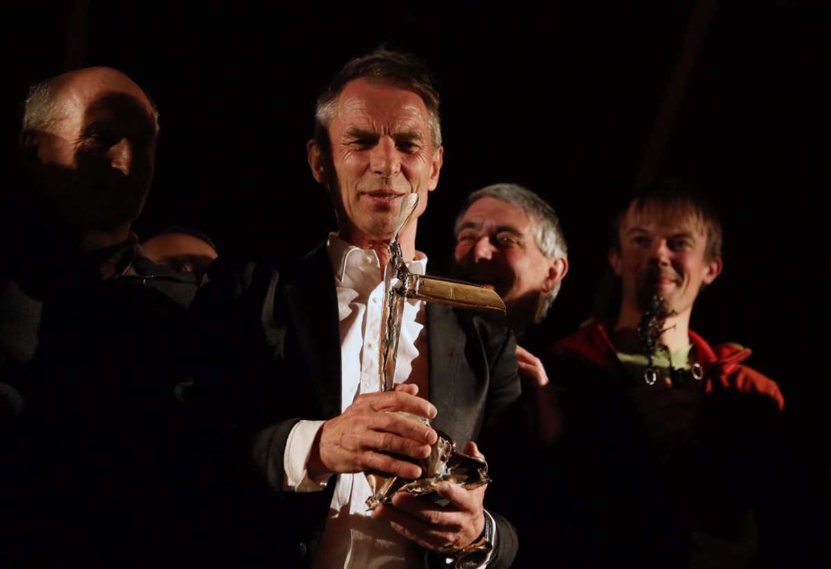 Войтек Куртыка (Voytek Kurtyka) на церемонии "Золотой Ледоруб 2016"  получает награду "За достижения в течении жизни" (Lifetime Achievement Award)