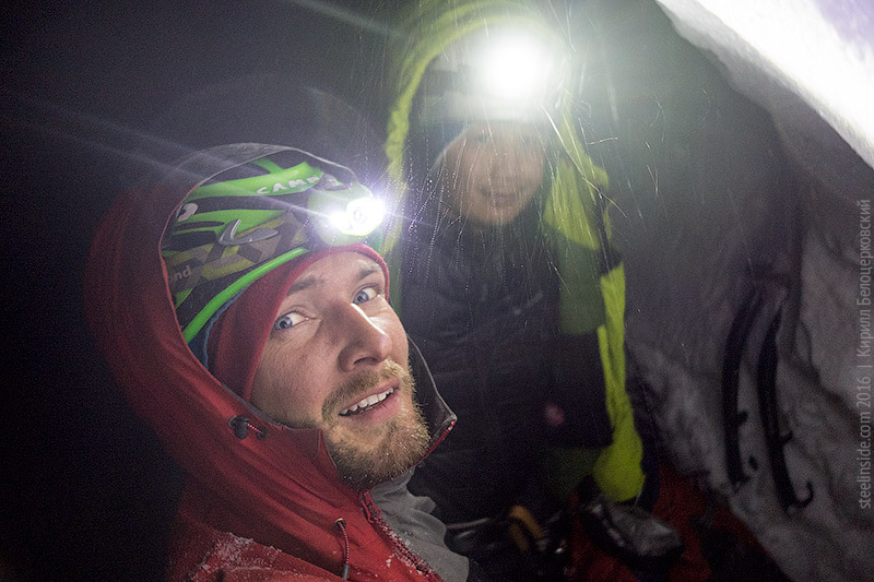 Кирилл Белоцерковский и Макс Тен перед началом маршрута под снежным грибом