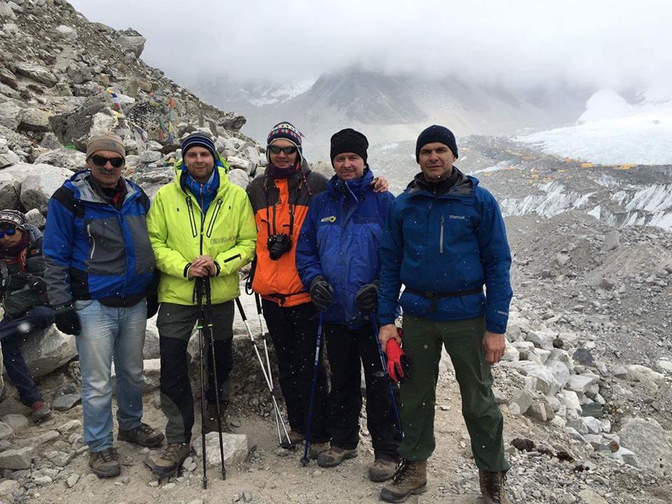 На фоне базового лагеря Эвереста (Непал) 4мая.