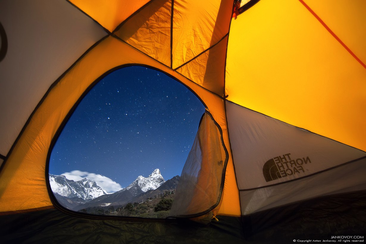  Из “окна” нашей палатки открывается вид на 2 восьмитысячника Эверест (8 848 м) и Лхоцзе (8 516 м) и самую красивую вершину данного региона - Ама Даблам (6 814 м). Фото Антон Янковой