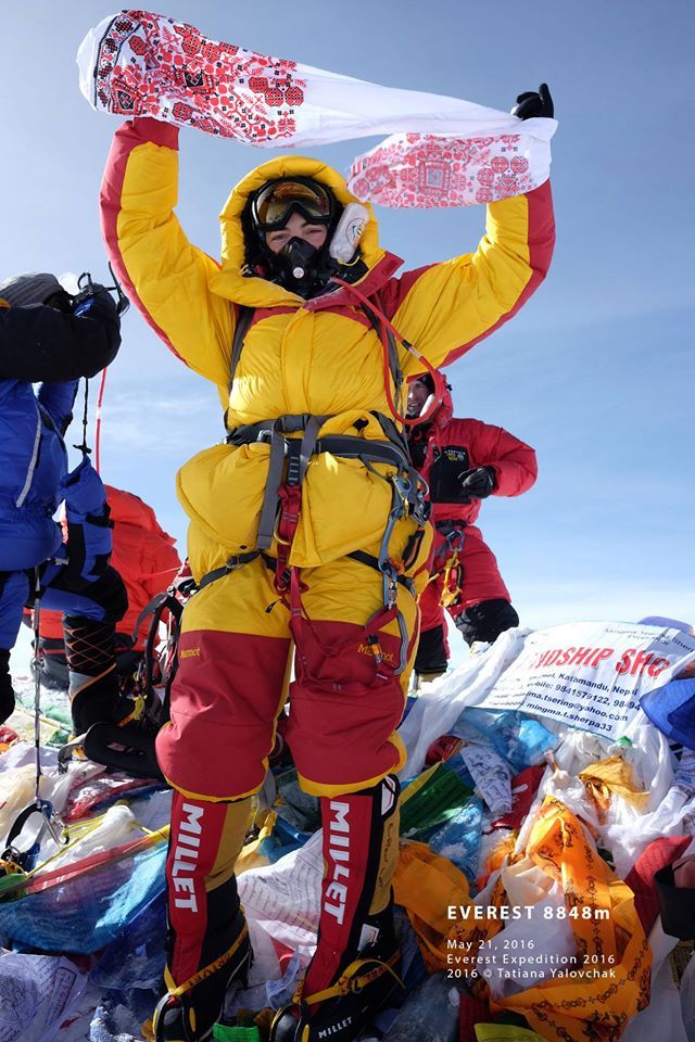 Татьяна Яловчак первая в мире подняла на вершину Эвереста украинский рушник
