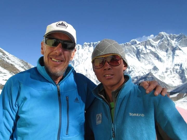  Грег Пол (Greg Paul) и Наванг Шерпа (Sherpa Nawang) во втором высотном лагере Эвереста, после спуска с вершины