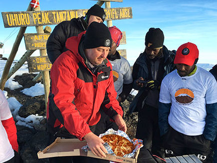 Pizza Hut доставила пиццу на вершину Килиманджаро
