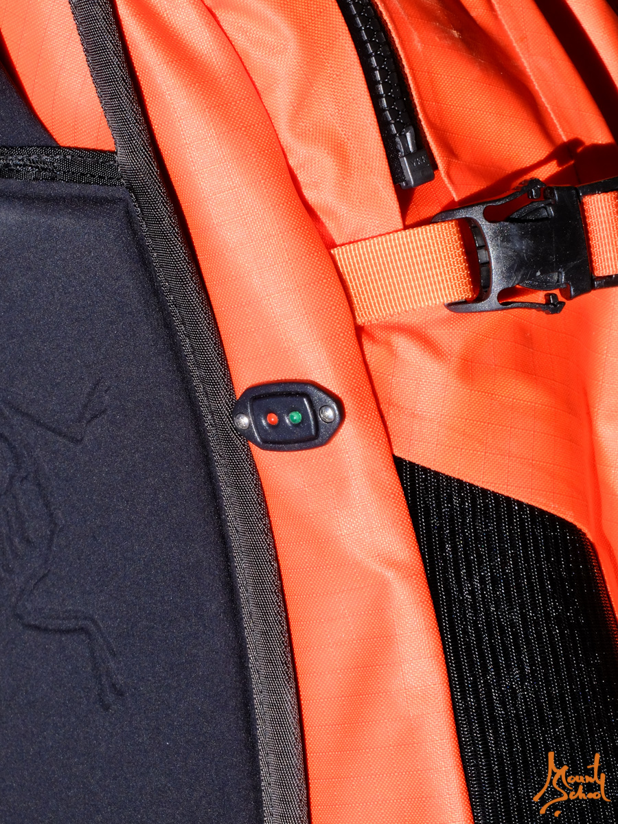 Светодиоды на внешней поверхности рюкзака, показывающие состояние аккумулятора.