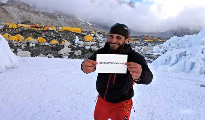 Тахар Манаи (Taher Manai) в базовом лагере Эвереста