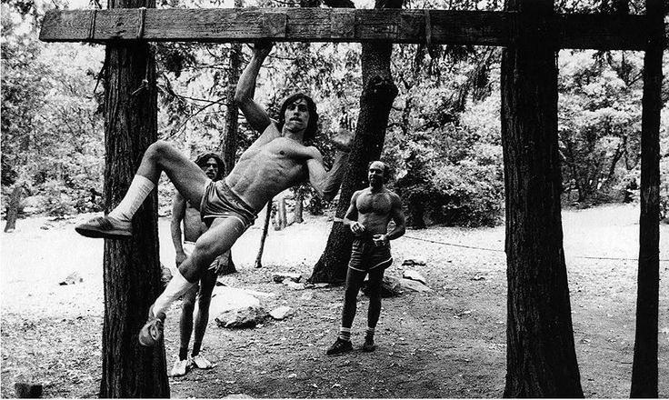 Немецкий идол скалолазания Вольфганг Гюллих демонстрирует силу одной руки в Лагере 4 Йосемити (примерно 1980)
