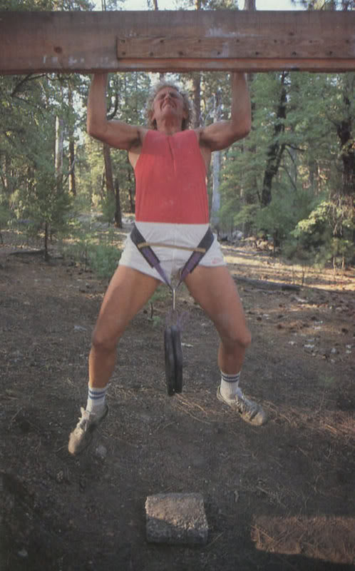 Один из первых скалолазов, делавших утяжеленные подтягивания, Джон Бачар мог подтянуться с почти 65 кг на поясе! Это его тренировка с "легким" весом - 23 кг около 1985 г.