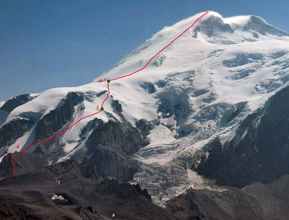 Выход на Западное плато Эльбруса рядом с Утюгом. Просматривается склон к леднику Кюкюртлю.
