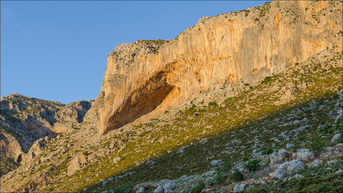 Grande Grotta – самый известный сектор Калимноса, многие знаменитые фотографии со скалолазом, лезущим по потолку на фоне закатного солнца именно отсюда.