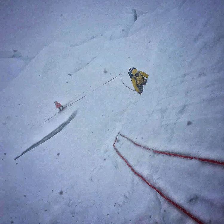 Путь к вершине и селфи Кори Ричардса на пике Эвереста. После этого его телефон выключился.