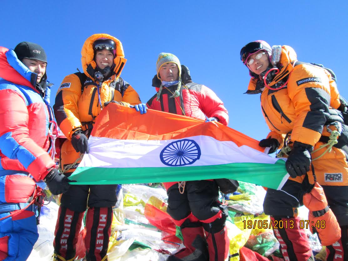 Таши Малик (Tashi Malayika Malik) и Нунгши Малик (Nungshi Sayuri Malik) на Эвересте