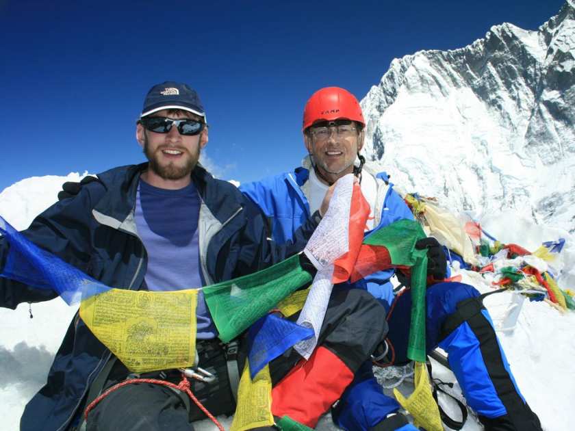 Чарльз МакАдамс (Charles MacAdams) на фото справа, на вершине Айленд-пик (Island Peak) в Непале вместе со своим сыном Джеффом в 2010 году