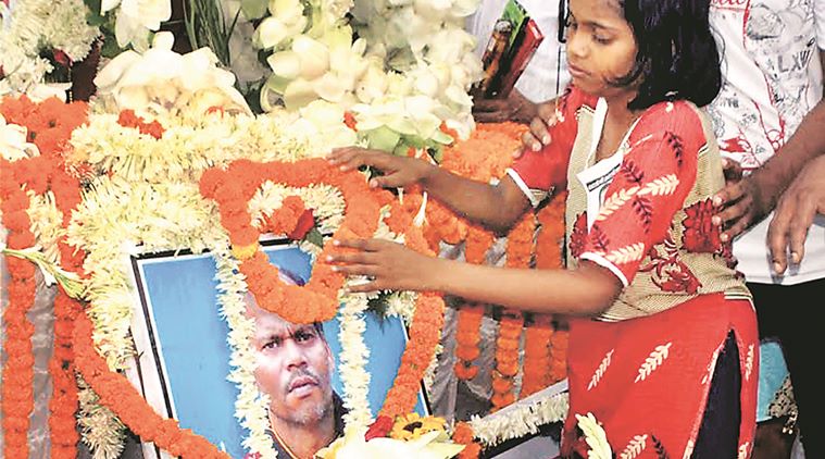  Дочь погибшего на Эвересте индийца Субхаша Пала (Subhash Pal) на церемонии прощания в Банкуре (Западная Бенгалия)