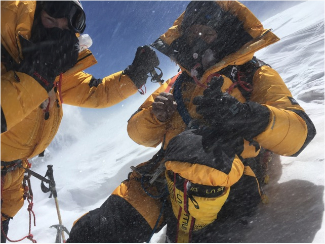  Крис Дженсен Берк (Chris Jensen Burke) и  Лакпа Шерпа (Lakpa Sherpa) на вершине Аннапурна 1 мая 2016 года