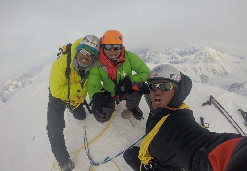  Нима Тенжи Шерпа (Nima Tenji Sherpa), Таши Шерпа ( Tashi Sherpa) и Тенцеенг Шерпа (Tenzeeng Sherpa) на вершине Денали 22 июня 2016 года