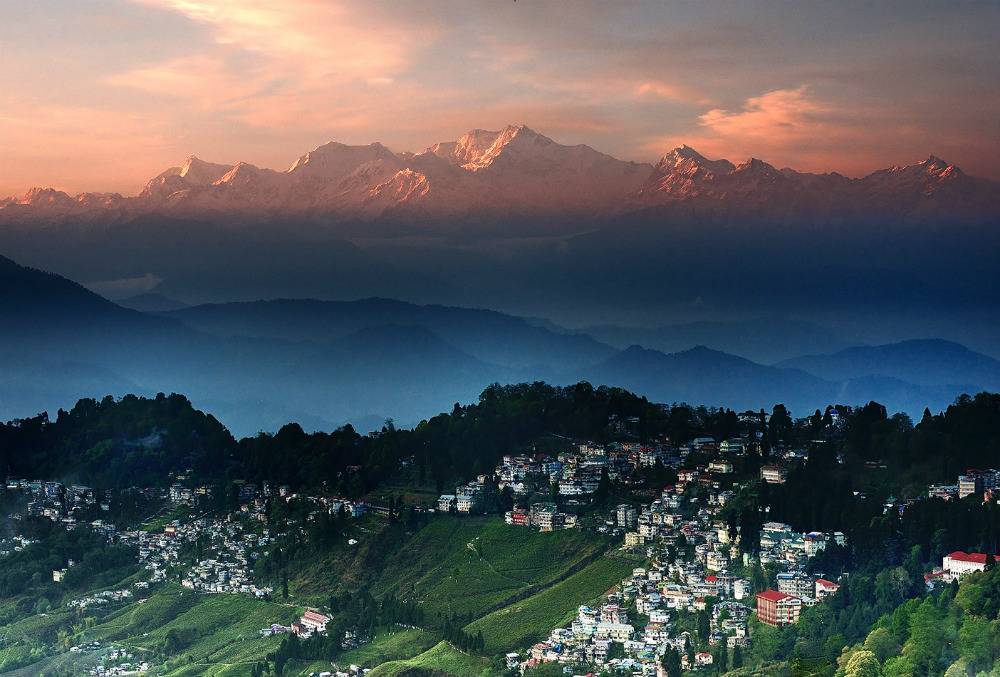 Но не только высота выделяет эту горную вершину в Гималаях, Канченджанга - это огромный по своей протяженности массив, горный хребет которого простирается более чем на 5 километров на высоте более 8000 метров над уровнем моря