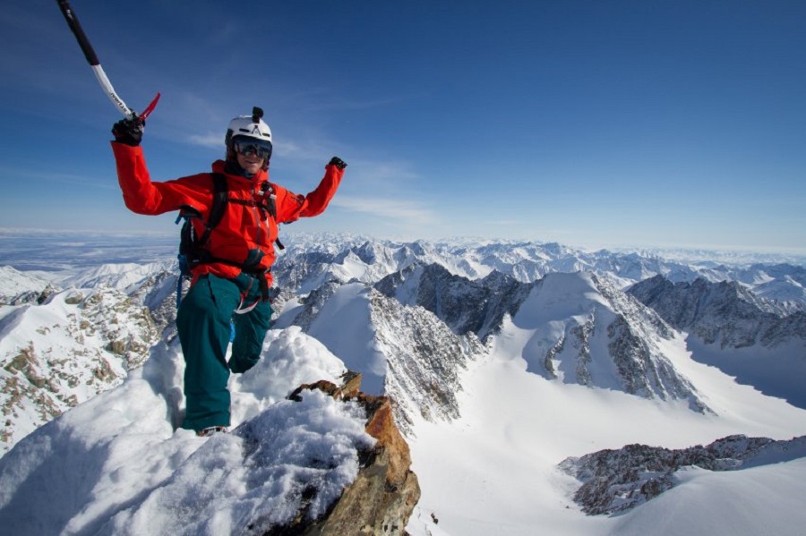 первый лыжный спуск с горы Победа высотой 3003 м, которая является самой высокой вершиной хребта Черского. 
