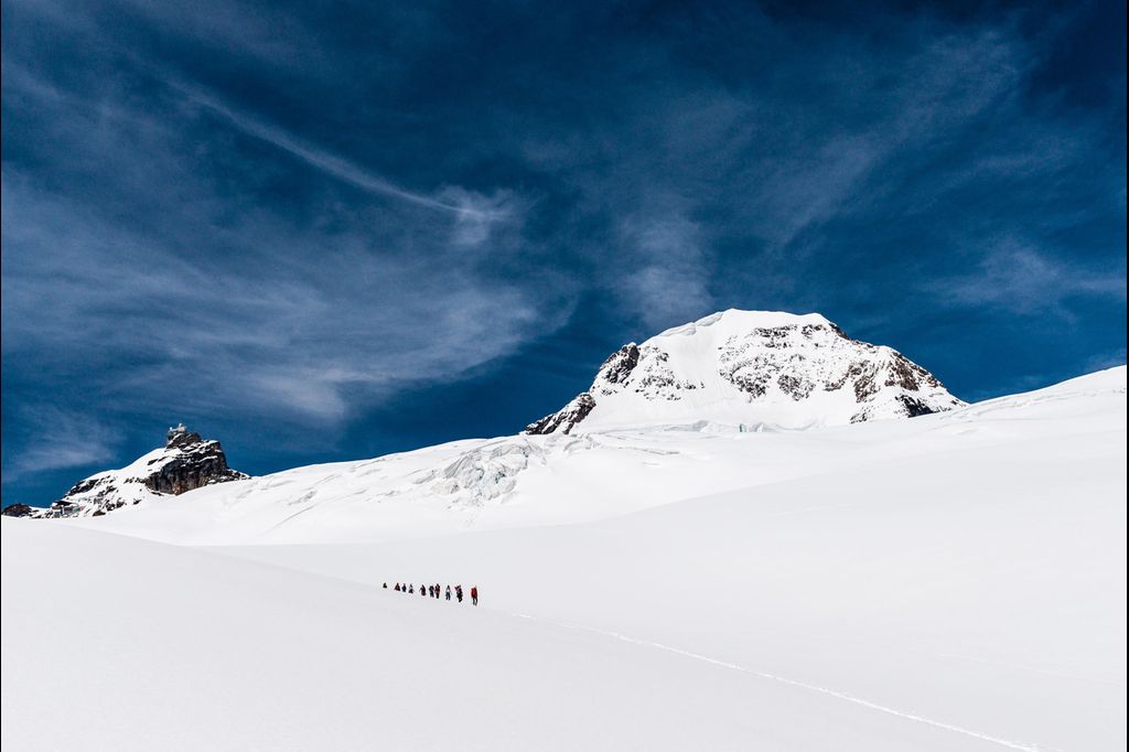 Новые снимки глетчера Алеч из фотоальбома «Aletsch — Der grösste Gletscher der Alpen» («Алеч — самый большой глетчер в Альпах») фотографа и альпиниста из кантона Вале Марко Фолькена (Marco Volken). Фотографии: Marco Volken/AS Verlag.
