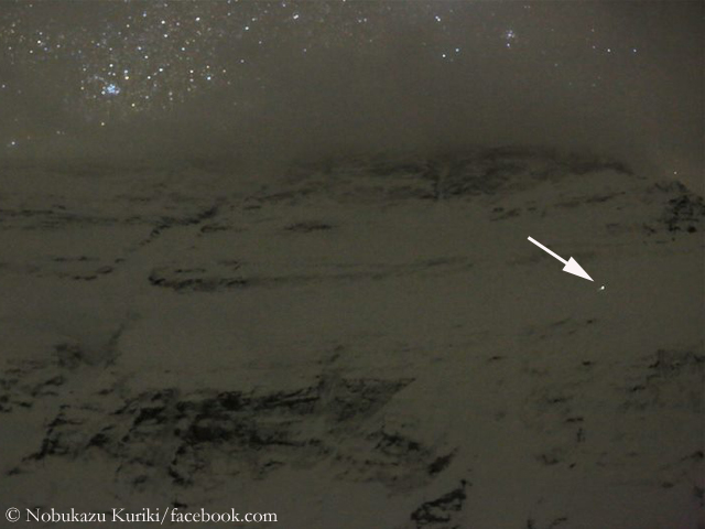 На этом фото, сделанном из передового  базового лагеря Эвереста отмечен маленькой точкой Нобузаку Курики, который находится правее от Кулуара Хорнбейна