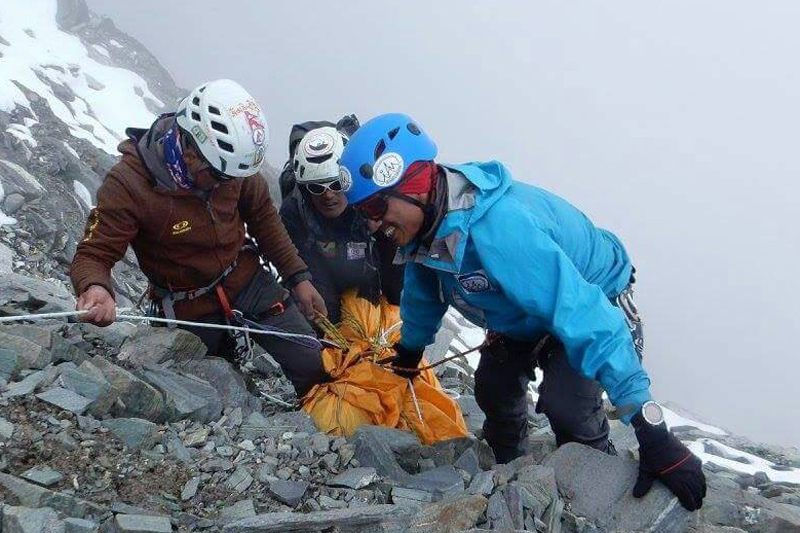Спасатели выносят тело погибшего Анг Чхонгба шерпа (Ang Chhongba Sherpa) с Лобуче Восточная. 12 октября 2016 года