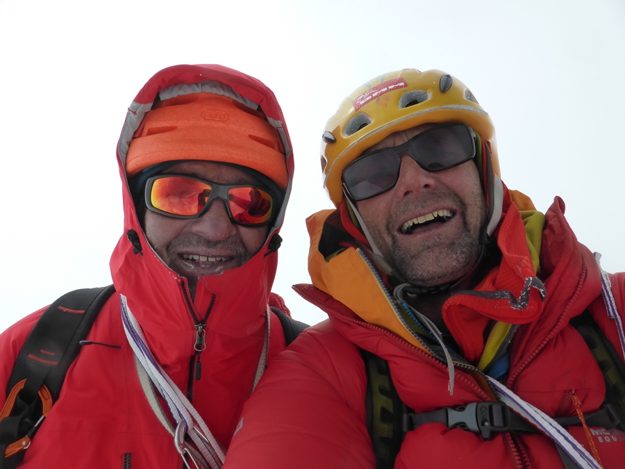 Пол Рамсден (Paul Ramsden) и Ник Баллок (Nick Bullock) на новом маршруте на гору Ньянквентангла (Nyainqentangla, 7046 метров)