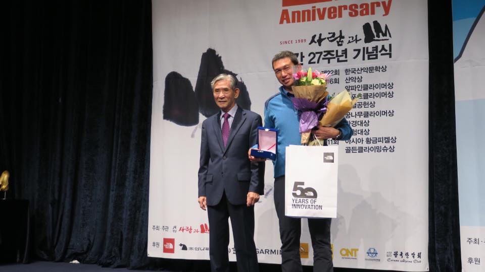 Цанг Чи Синг Джон (Tsang Chi Sing John) на награждении премией  "Золотой Ледоруб Азии" (Piolets D