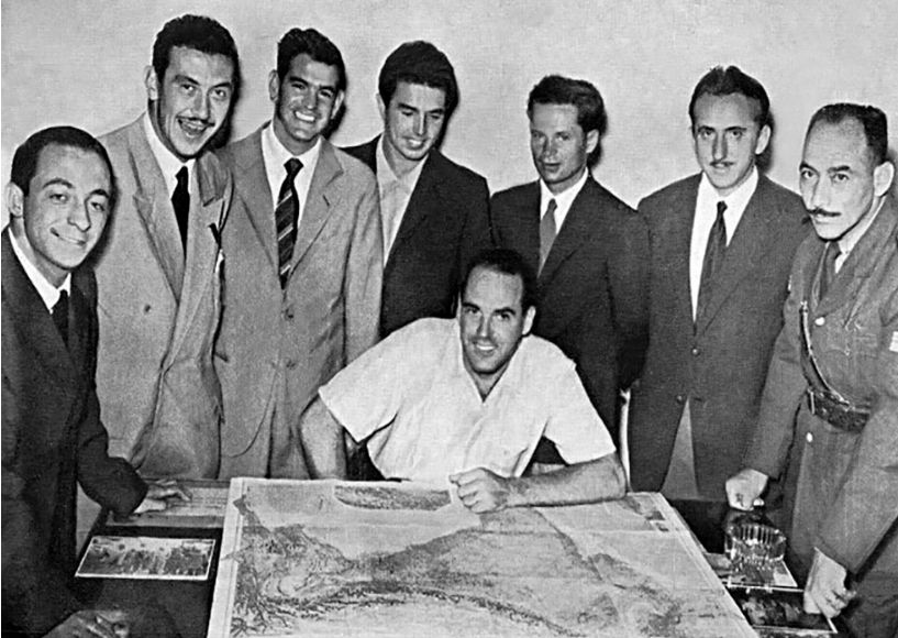 Франциско Ибаньес (сидит) и его команда