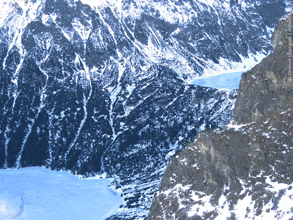Морске Око, выше — Чёрное озеро Под Рысами выглядывает из-за северо-восточного ребра Менгушовецкого пика