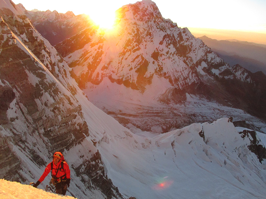 маршрут Nepali Sun идущий по южной стене Нумбур (Numbur, 6959 м.) и заканчивающийся за 59 метров до вершины.