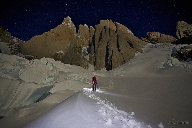 Джон Гриффит (Jon Griffith): Прогулки под полной луной в Серро Торре (Cerro Torre) в Патагонии