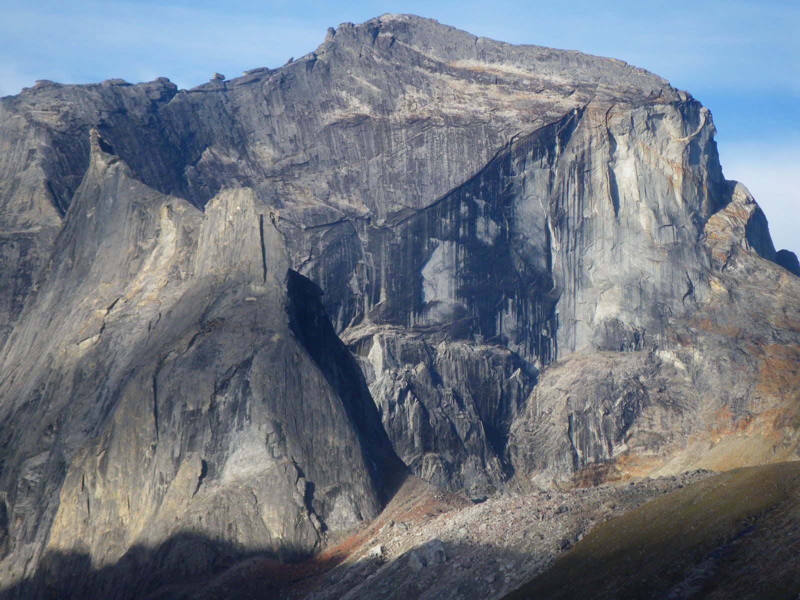 Непройденная стена горы Занаду (Xanadu). По высоте эта стена 500-750 метров