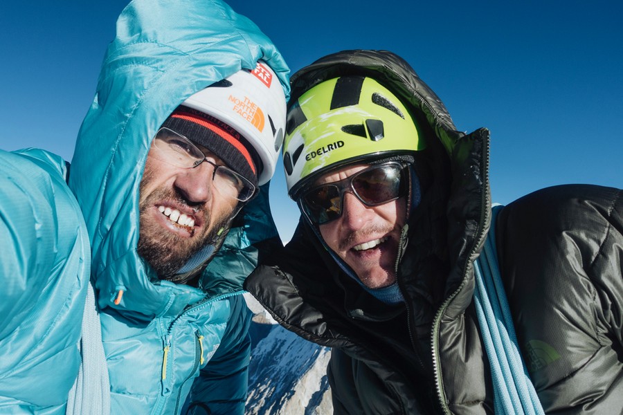 Хансйорг Ауэр (Hansjörg Auer ) и Алекс Блюмель (Alex Blümelll) на вершине Гиммигела Восточная (Gimmigela East, 7005 м)