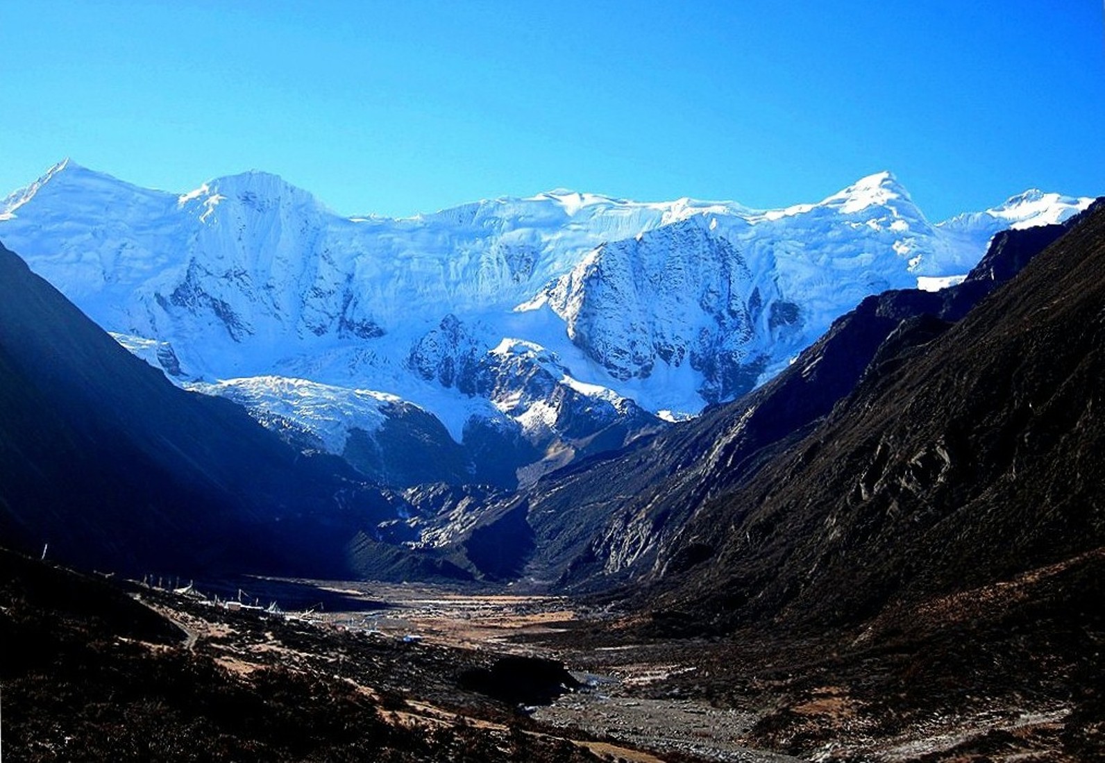 Северные стены этих пиков высотой 6000 метров окружают долину ледника Bobonung 