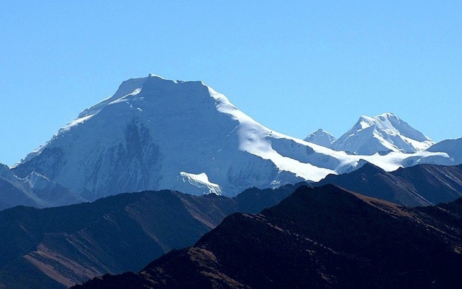 Северо-западная стена пика Chipula (6152 м) слева, на заднем фоне справа - безымянные пики высотой 6121 и 6215 метров
