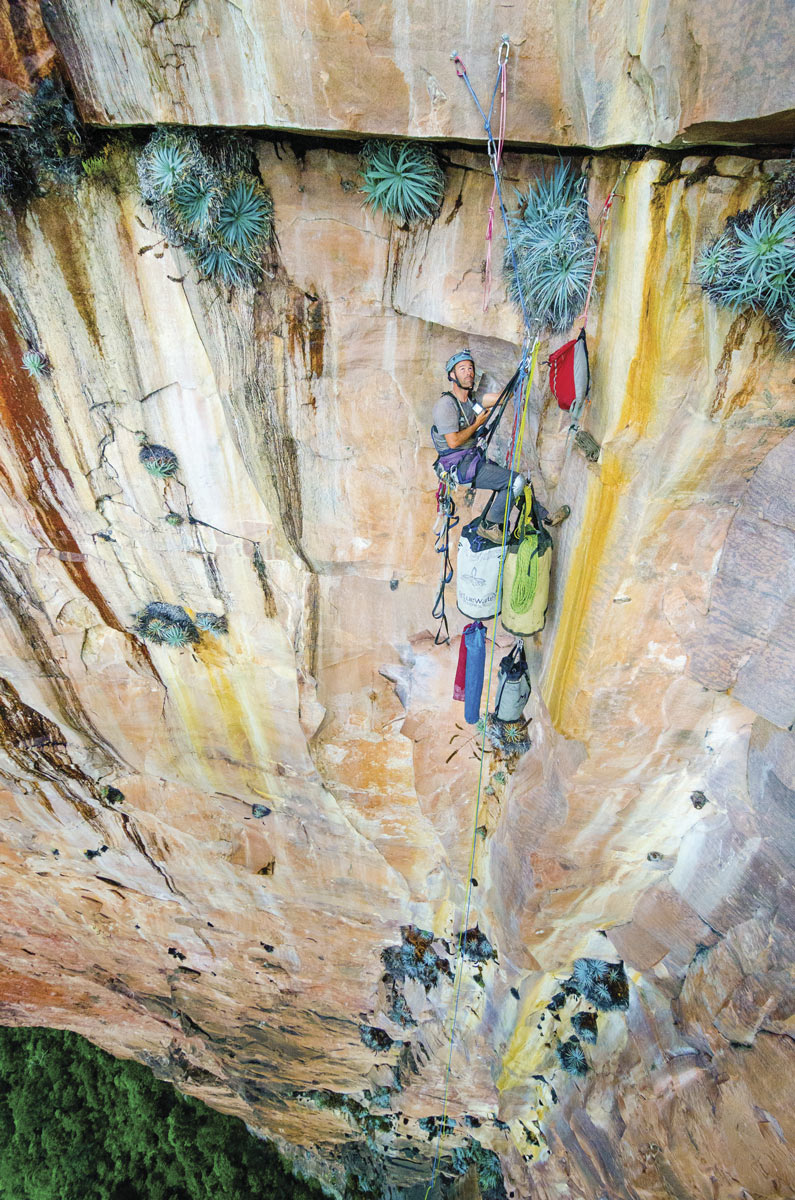 Луи Киснерос (Luis Cisneros) на девятой веревке в первом прохождении маршрута "Gravity Inversion" (5.12d, 2,000 feet) на скале Акопан Тепуи (Acopan Tepui, Венесуэла. Photo: Blake McCord.