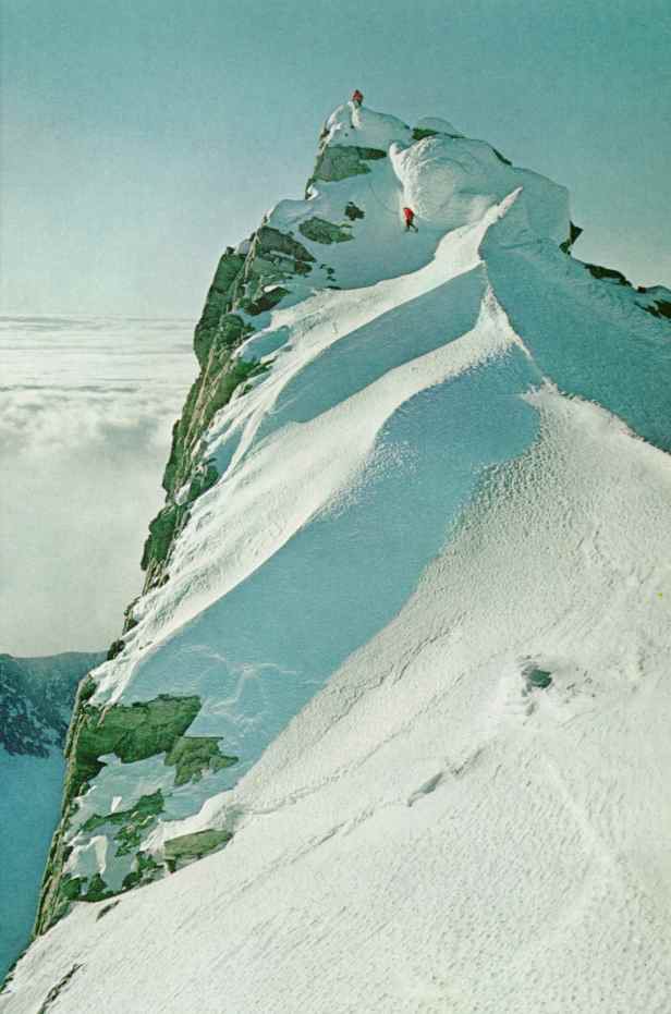 Зефирная верхушка Остенсо (Ostenso). Красные парки альпинистов кажутся вишенками на мороженом. Kodachrom by Samuel C. Silverstein ©N. G. S.