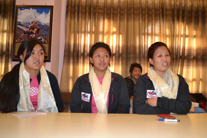  Лхаму Пасанг Шерпа (Pasang Lhamu Sherpa), Янгзум Дава Шерпа (Dawa Yangzum Sherpa),Майя Шерпа (Maya Sherpa)  на прессконференции в Катманду 