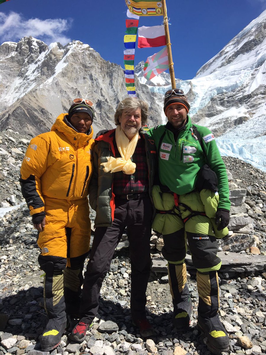 Нури Шерпа (Nuri Sherpa), Райнхольд Месснер (Reinhold Messner), Алекс Тикон (Alex Txikon) в базовом лагере Эвереста, 6 марта 2017 года