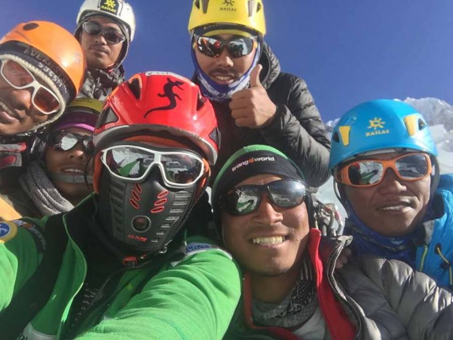 Алекс Тикон (Alex Txikon) с командой непальских шерп у Эвереста, март 2017 года